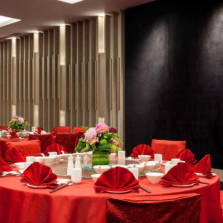 Pullman Miri Waterfront Hotel Exterior photo A banquet hall in a hotel