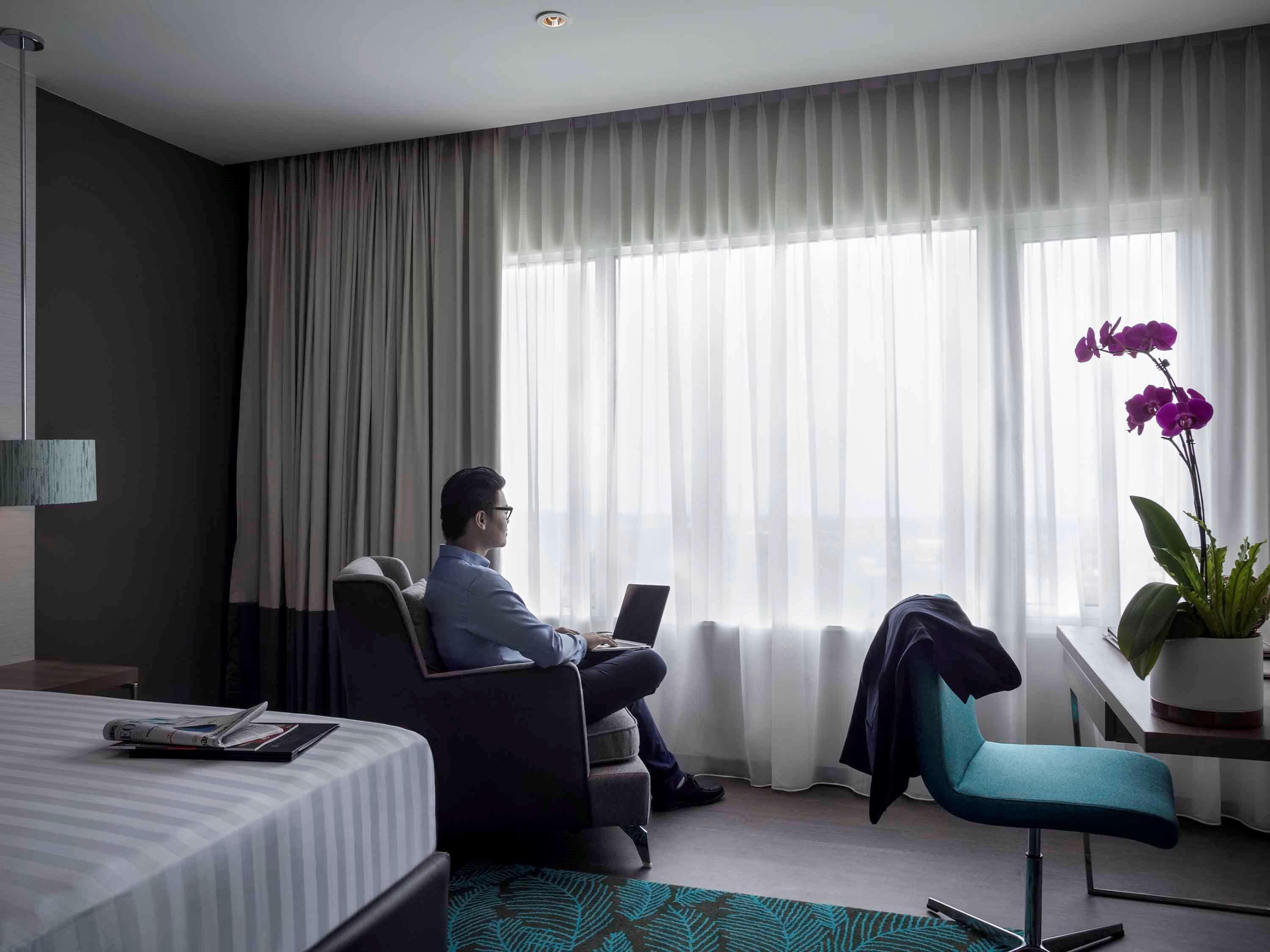 Pullman Miri Waterfront Hotel Exterior photo A room at the hotel