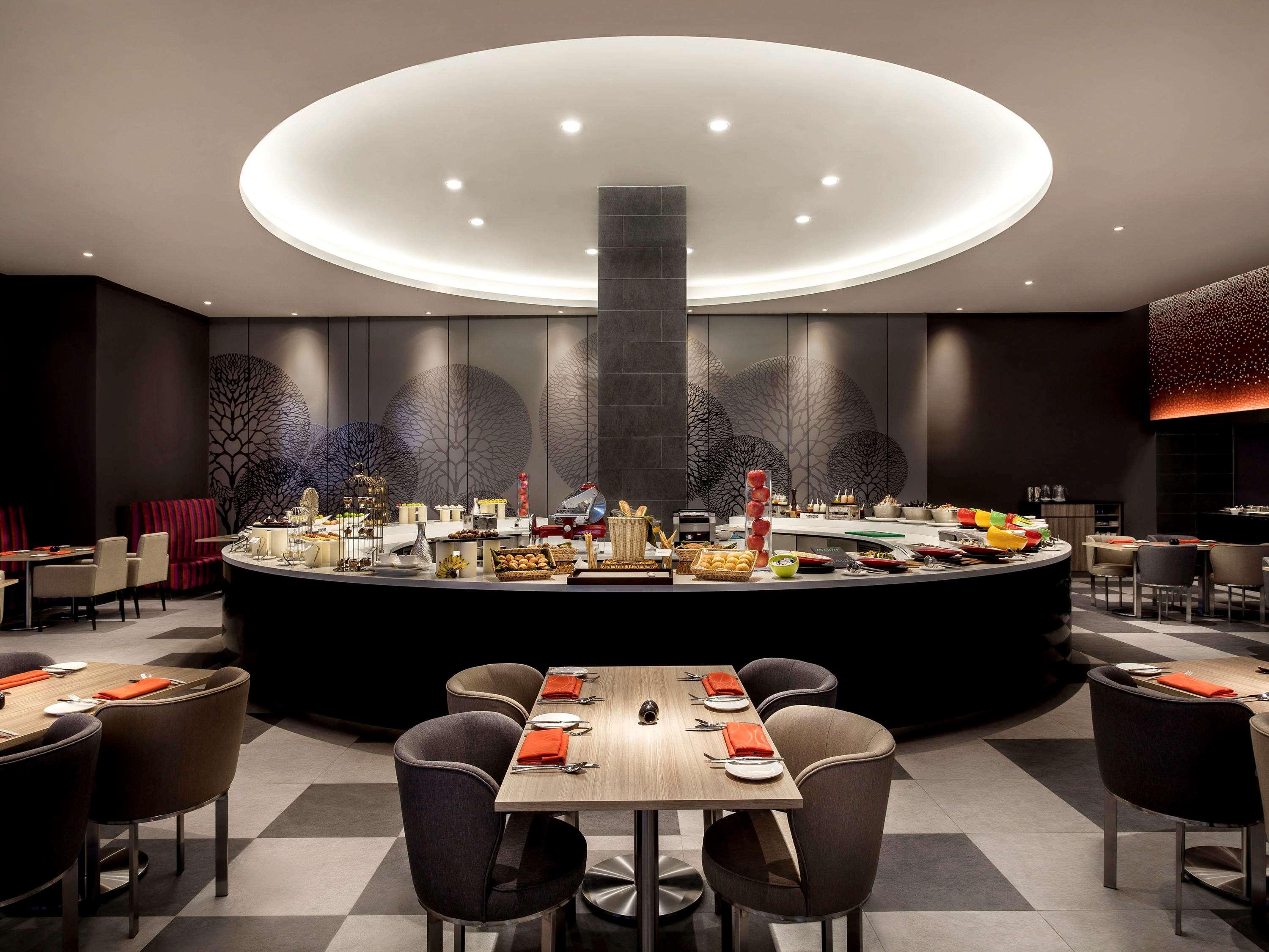 Pullman Miri Waterfront Hotel Exterior photo The restaurant