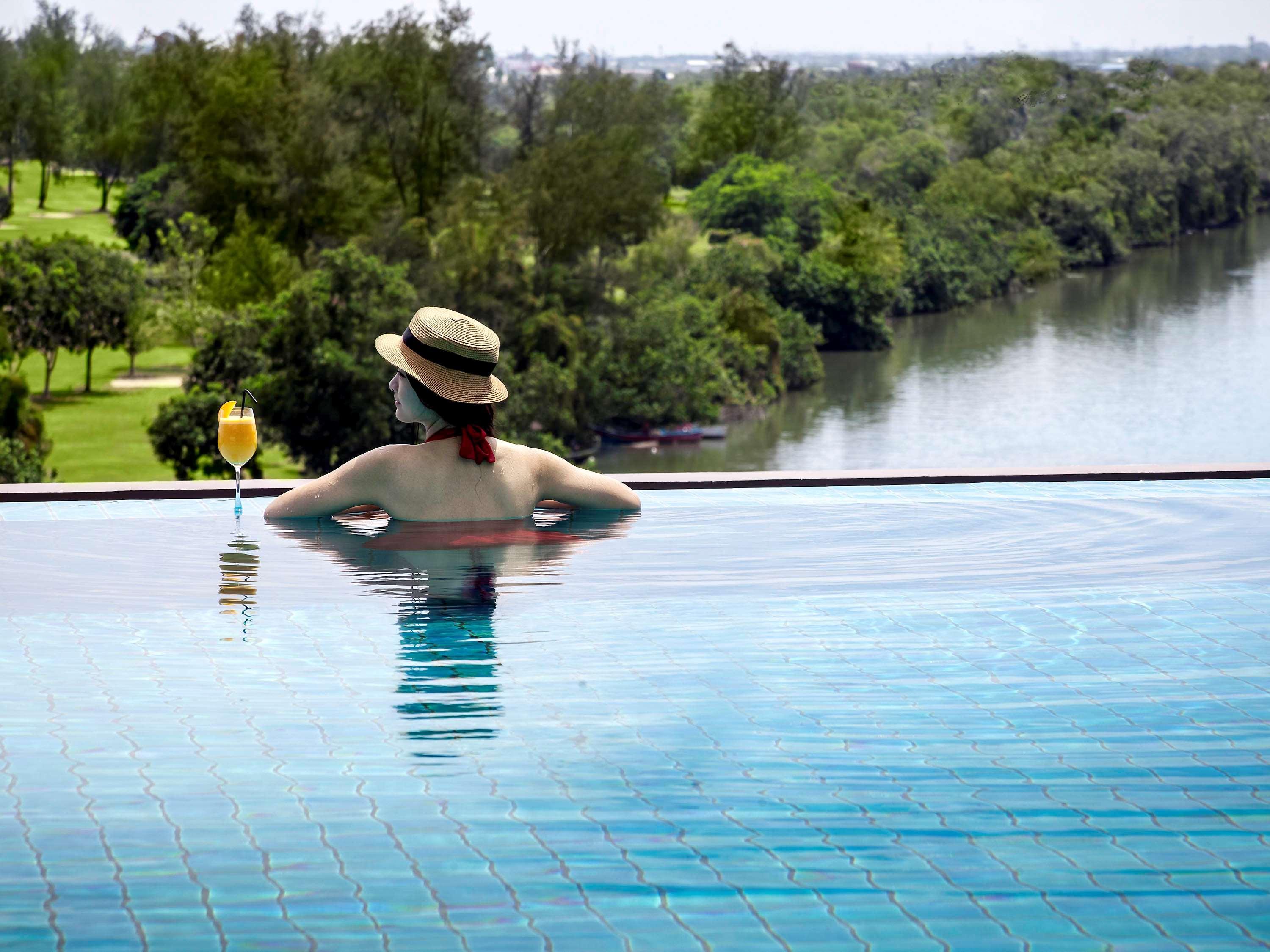 Pullman Miri Waterfront Hotel Exterior photo Infinity pool at The Riverine Resort
