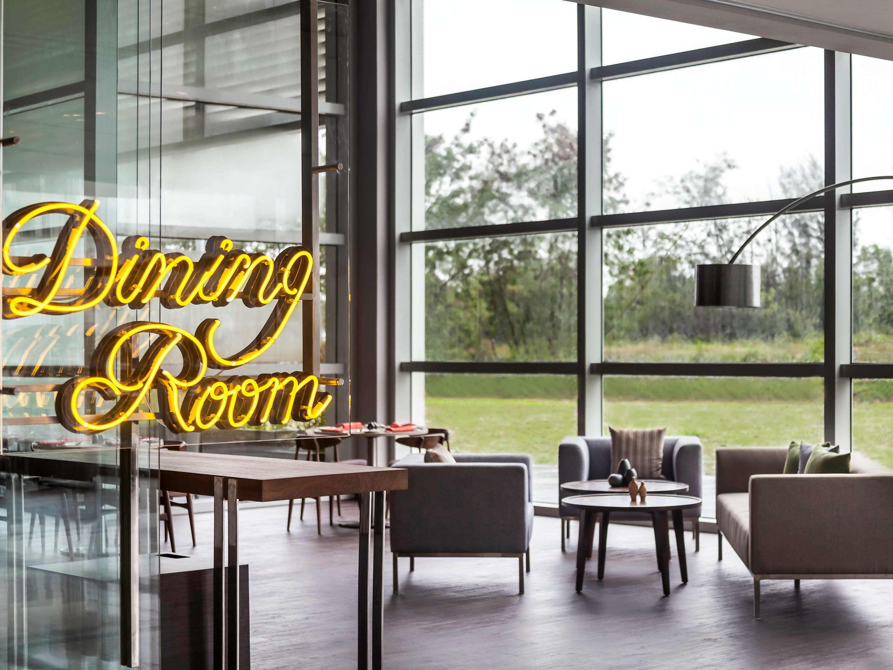 Pullman Miri Waterfront Hotel Exterior photo Dining Room