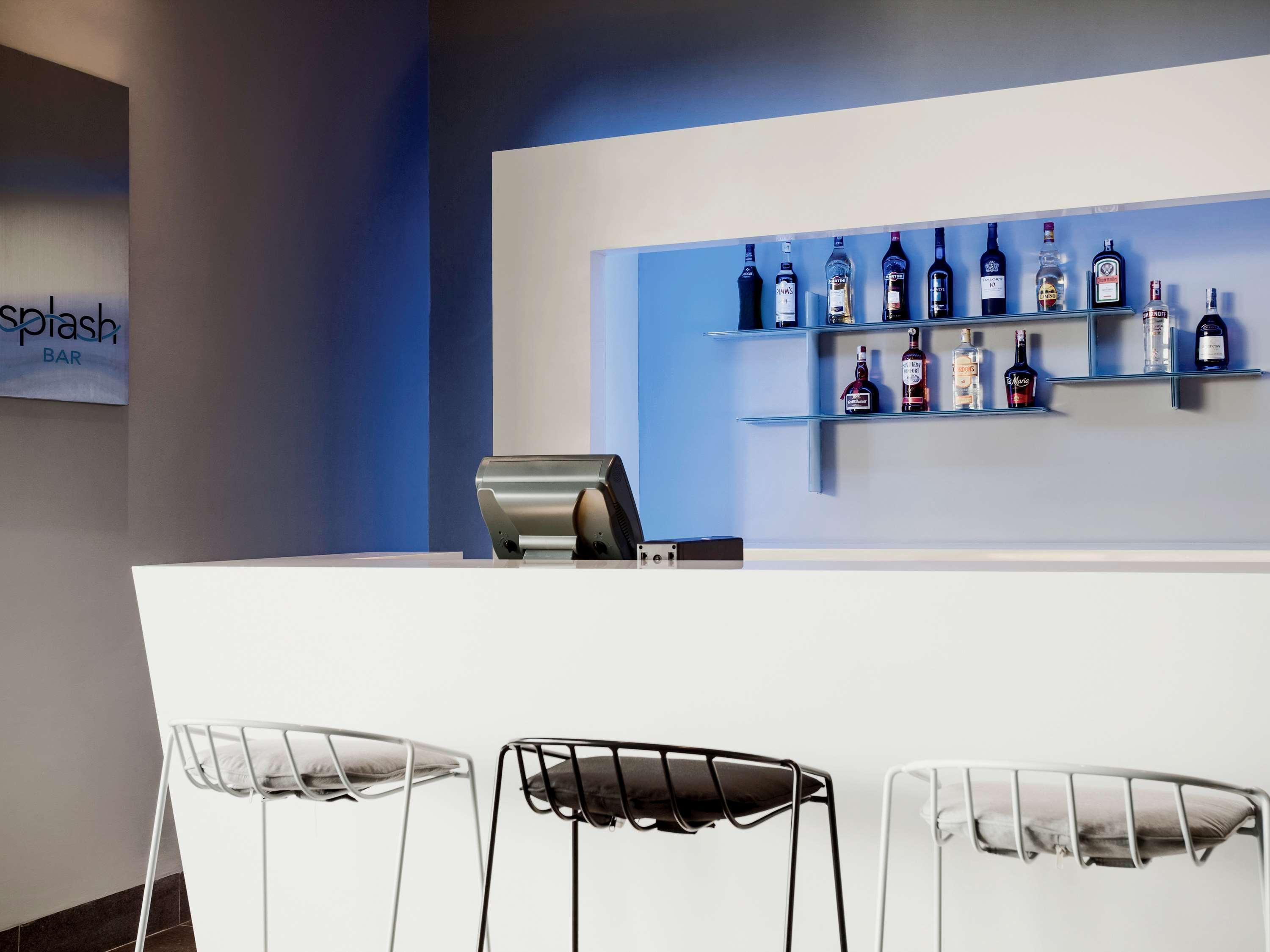 Pullman Miri Waterfront Hotel Exterior photo Splash Bar