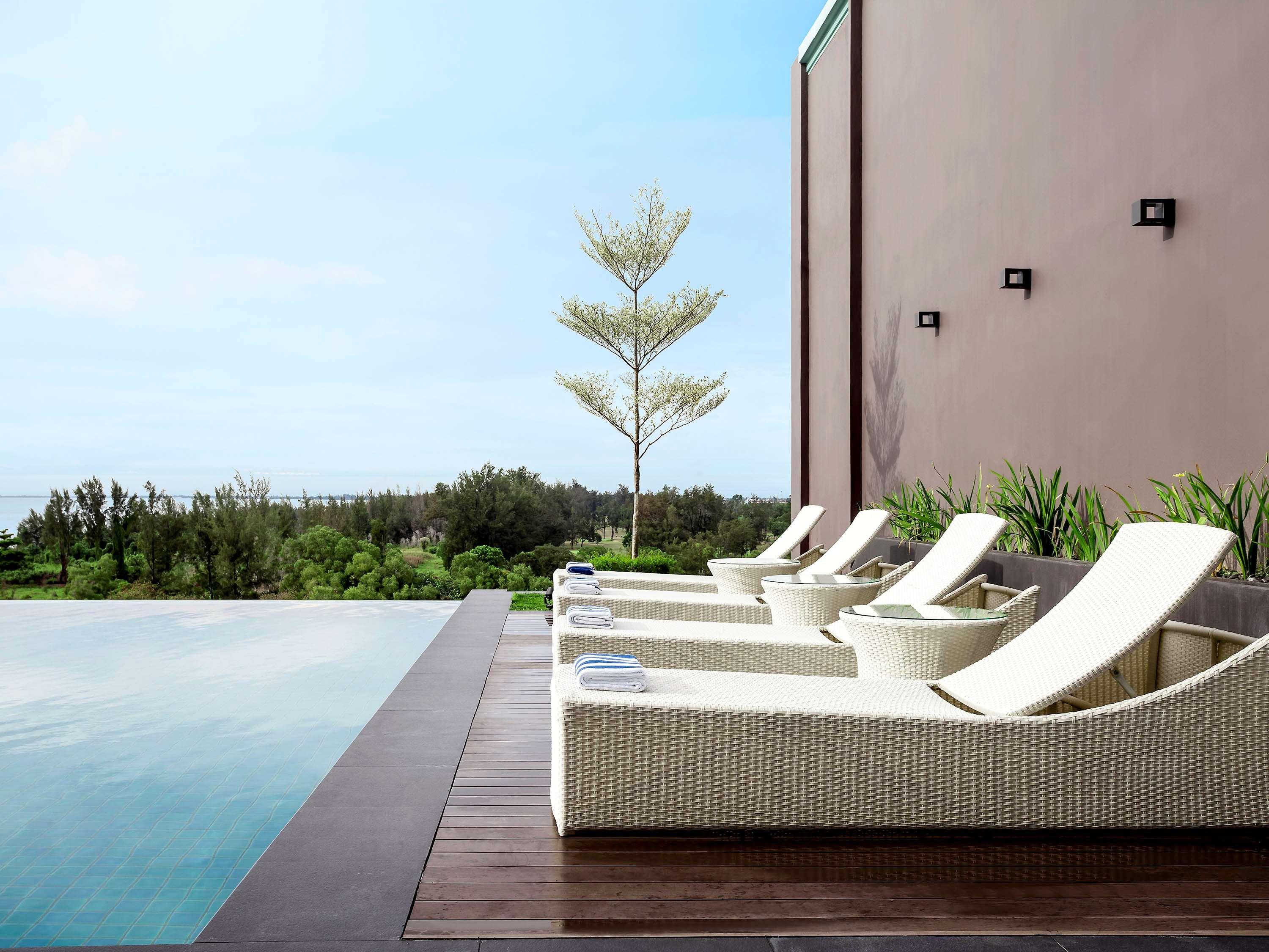 Pullman Miri Waterfront Hotel Exterior photo The pool at the hotel
