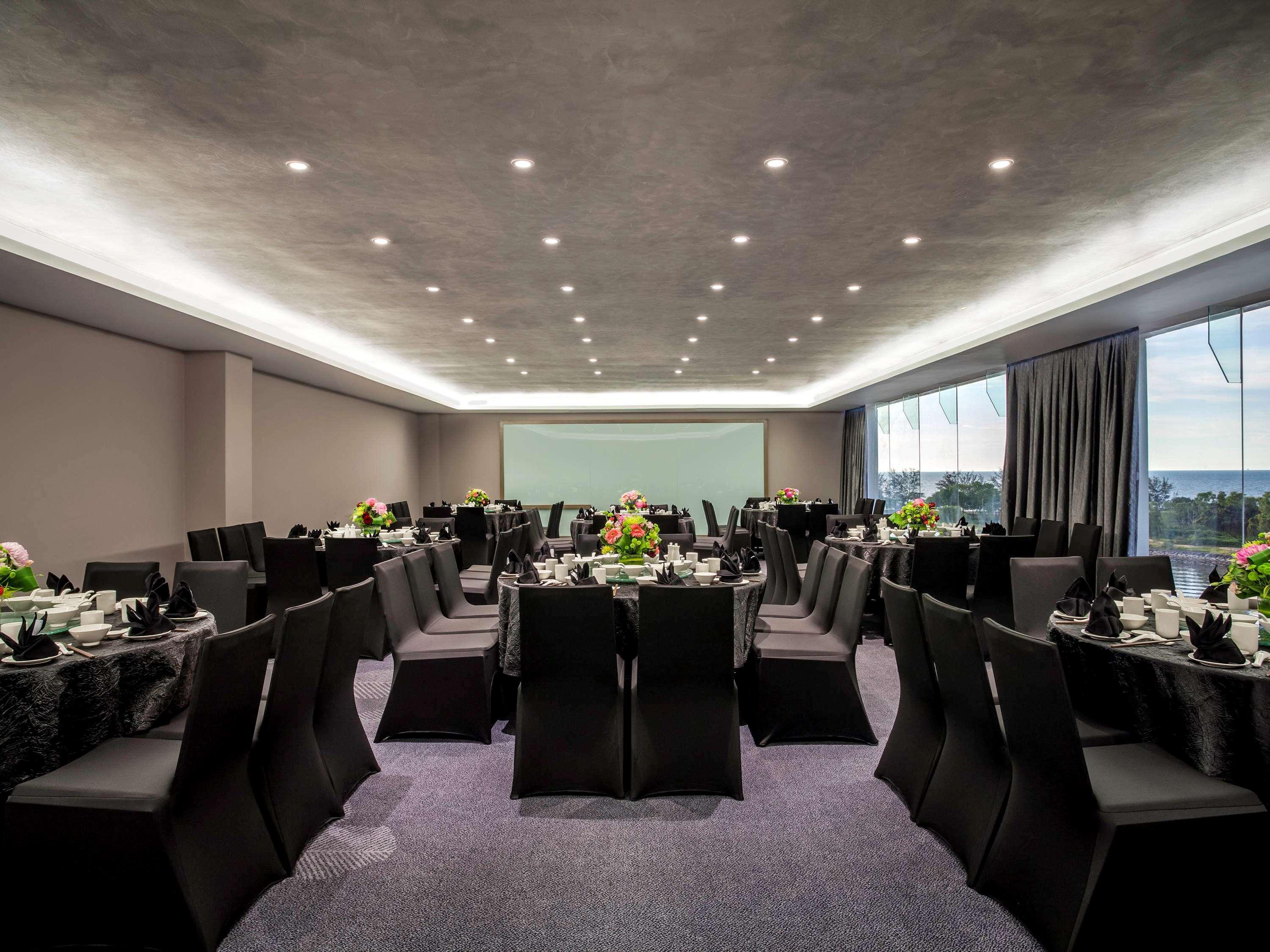 Pullman Miri Waterfront Hotel Exterior photo The meeting room