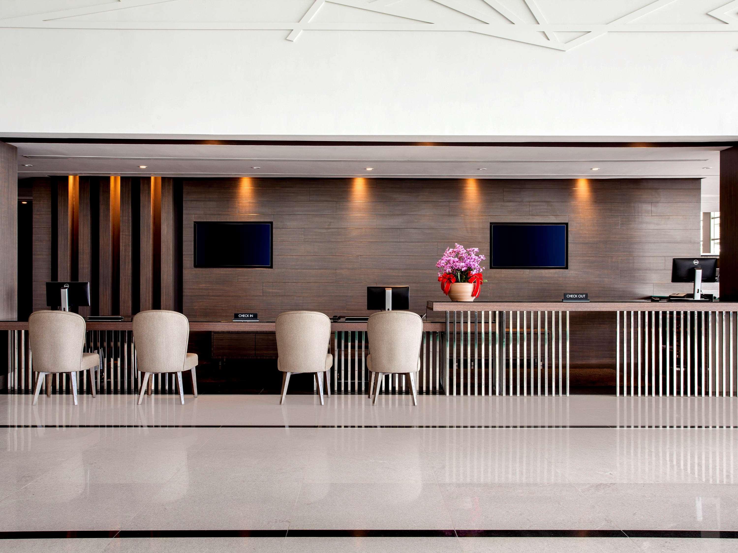 Pullman Miri Waterfront Hotel Exterior photo The lobby of the hotel