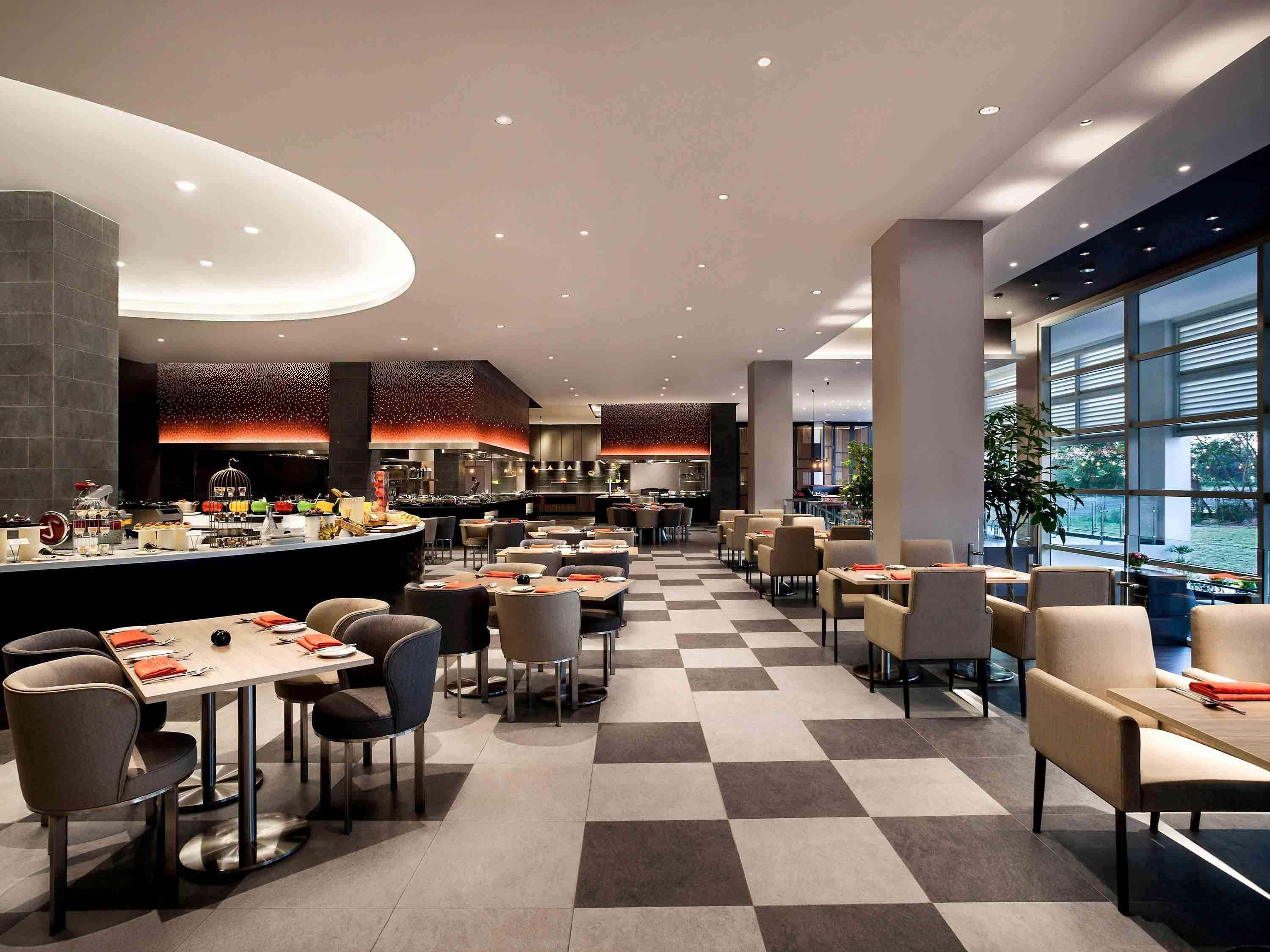 Pullman Miri Waterfront Hotel Exterior photo The restaurant