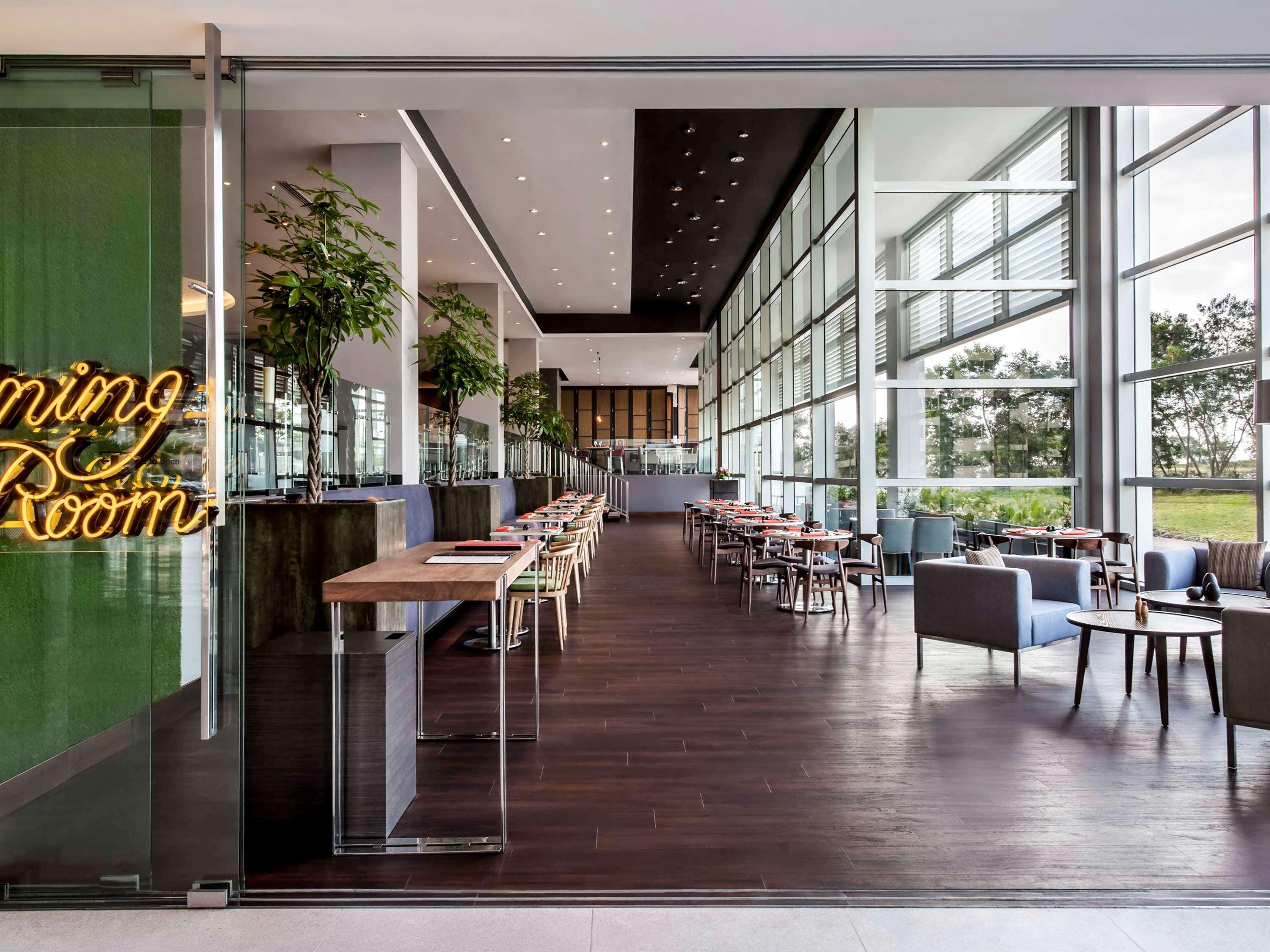 Pullman Miri Waterfront Hotel Exterior photo Dining Room