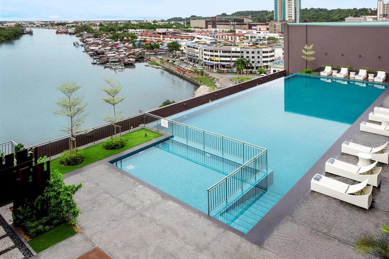 Pullman Miri Waterfront Hotel Exterior photo Infinity pool
