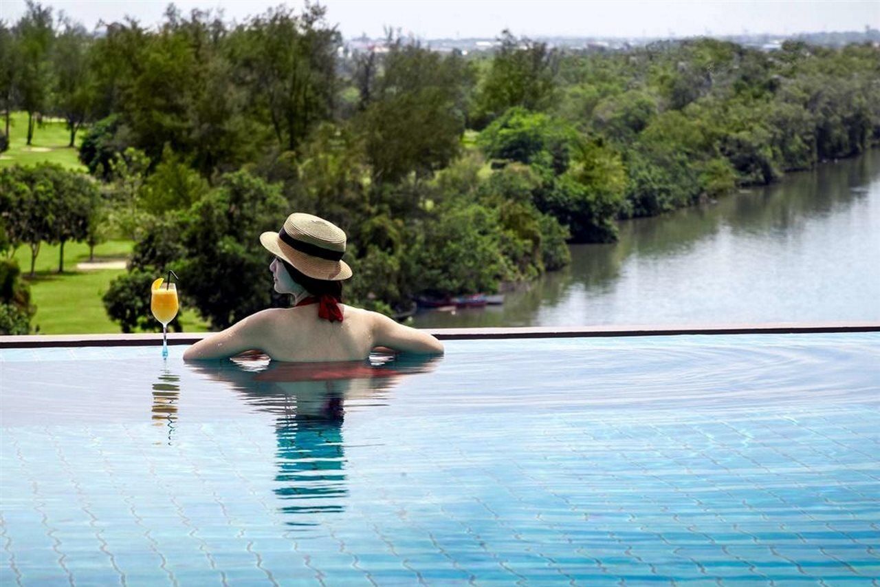 Pullman Miri Waterfront Hotel Exterior photo Infinity pool at The Oberoi, Udaiypore