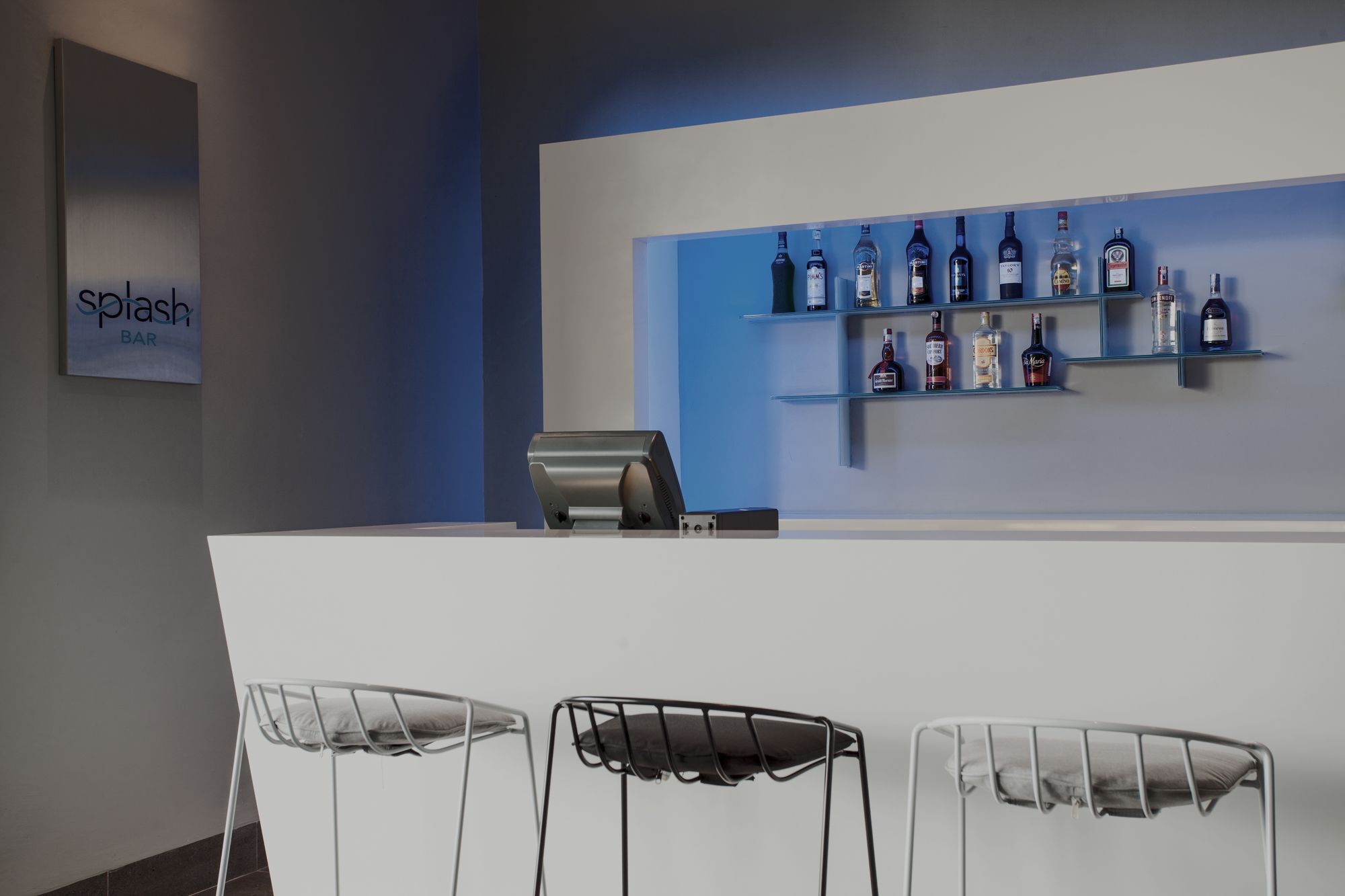 Pullman Miri Waterfront Hotel Exterior photo Splash Bar