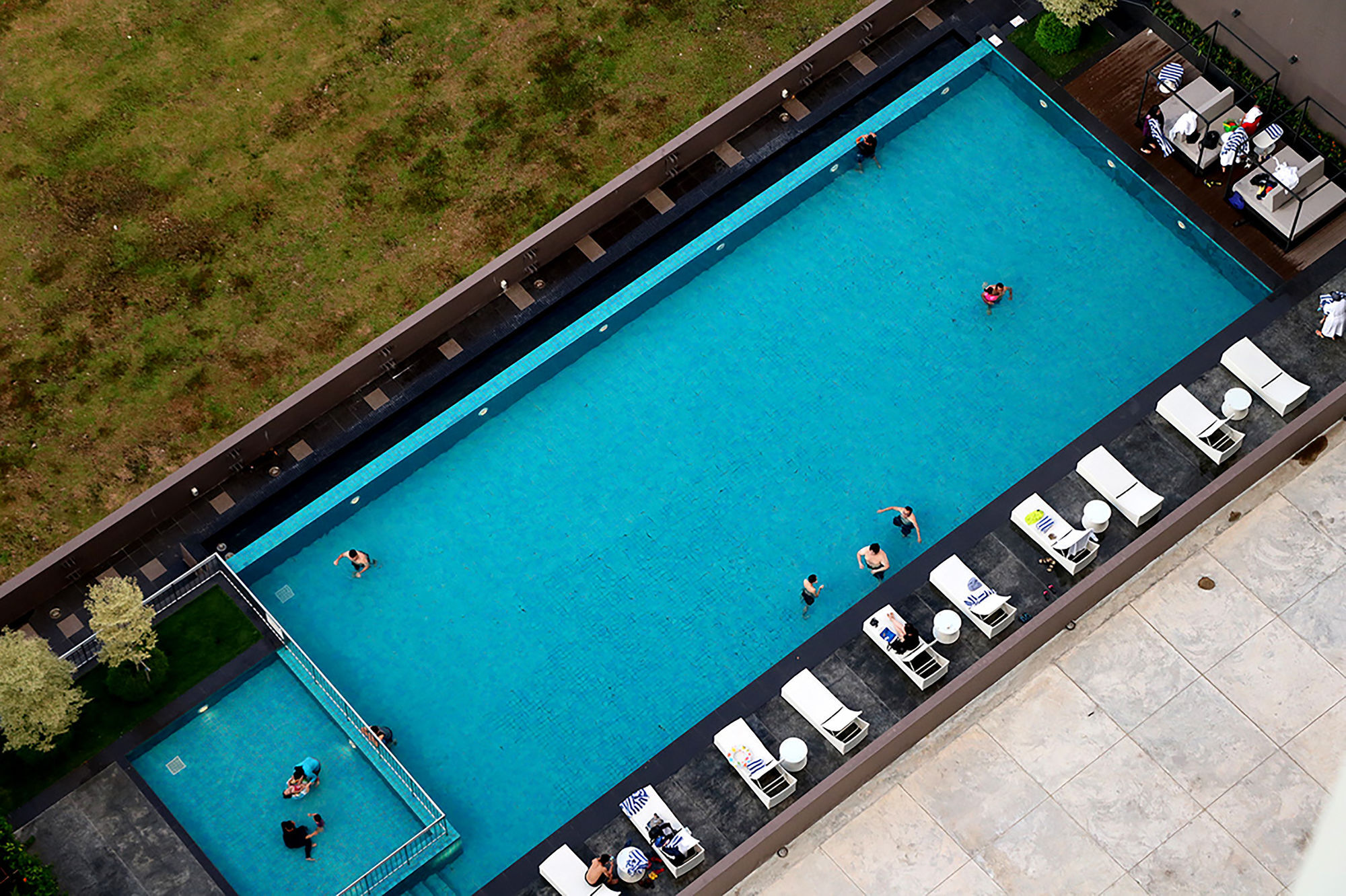 Pullman Miri Waterfront Hotel Exterior photo The pool at the hotel