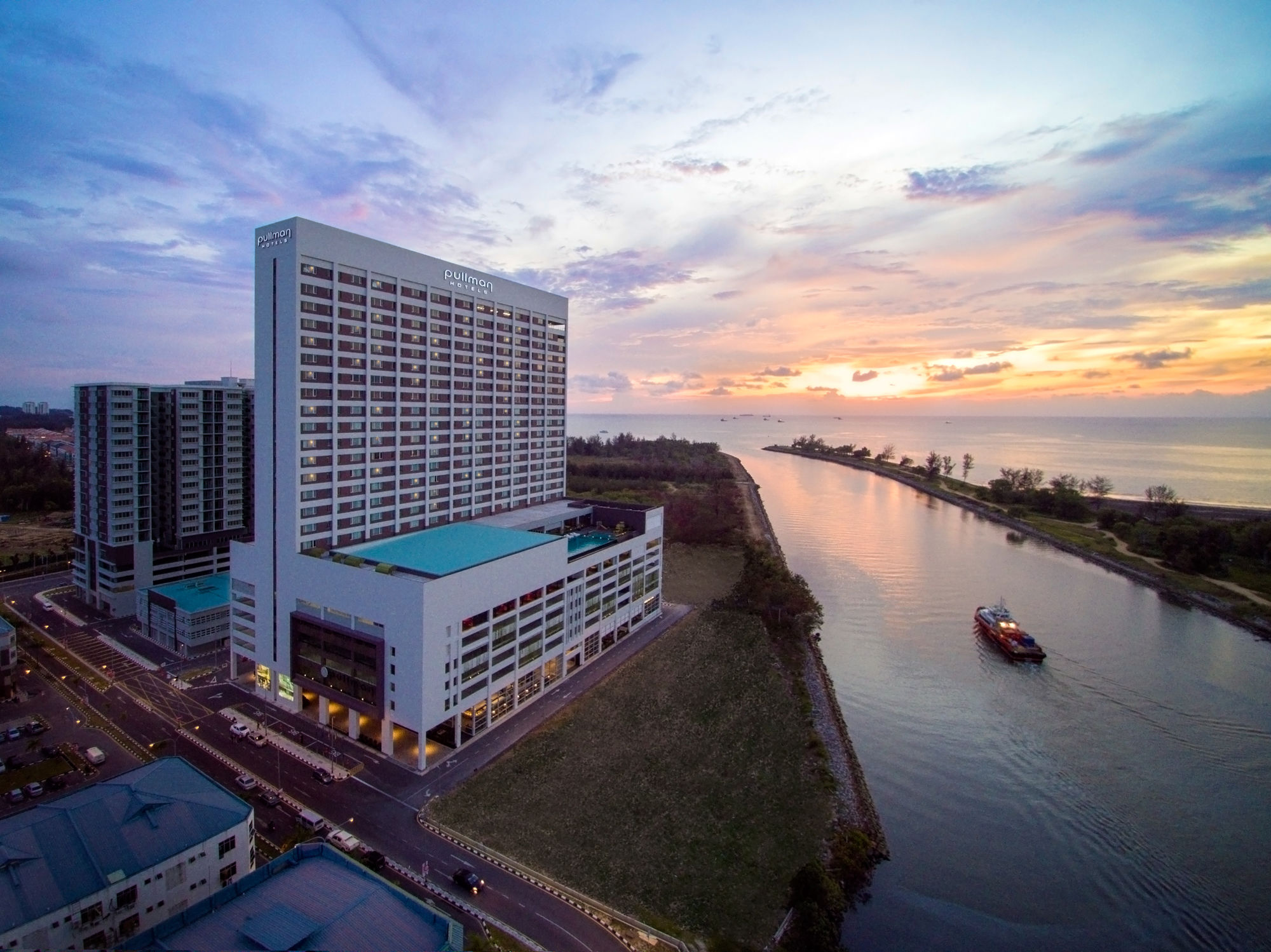 Pullman Miri Waterfront Hotel Exterior photo Aerial view of the hotel