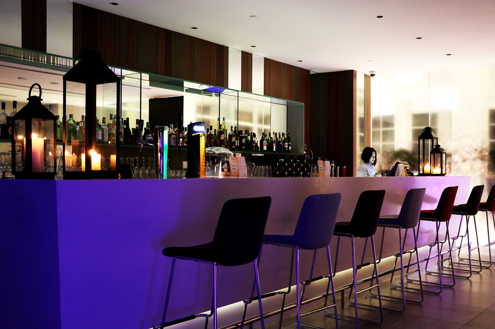 Pullman Miri Waterfront Hotel Exterior photo The bar at the 100 Queen's Gate