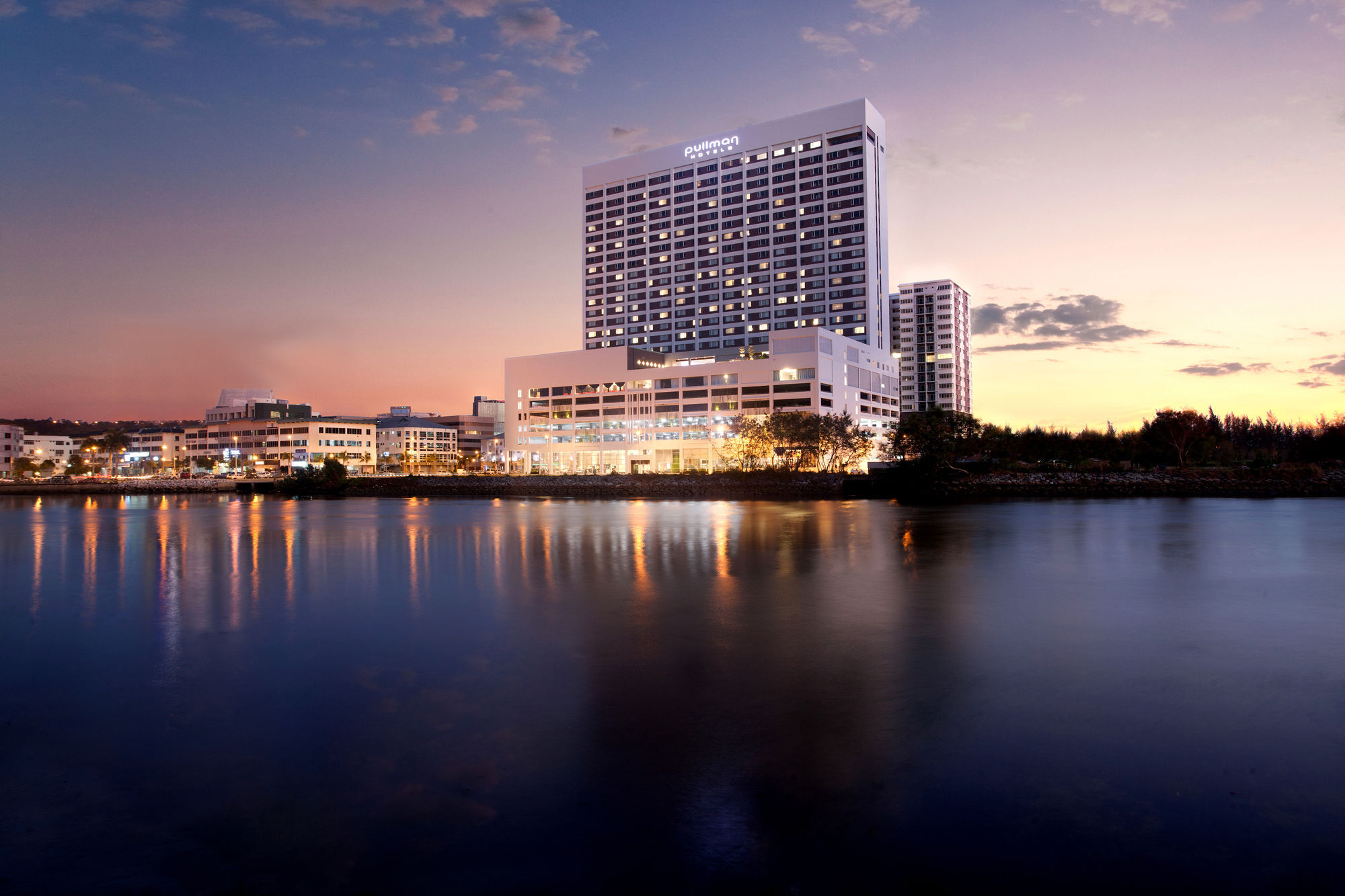 Pullman Miri Waterfront Hotel Exterior photo The Royal Thai Navy Hospital