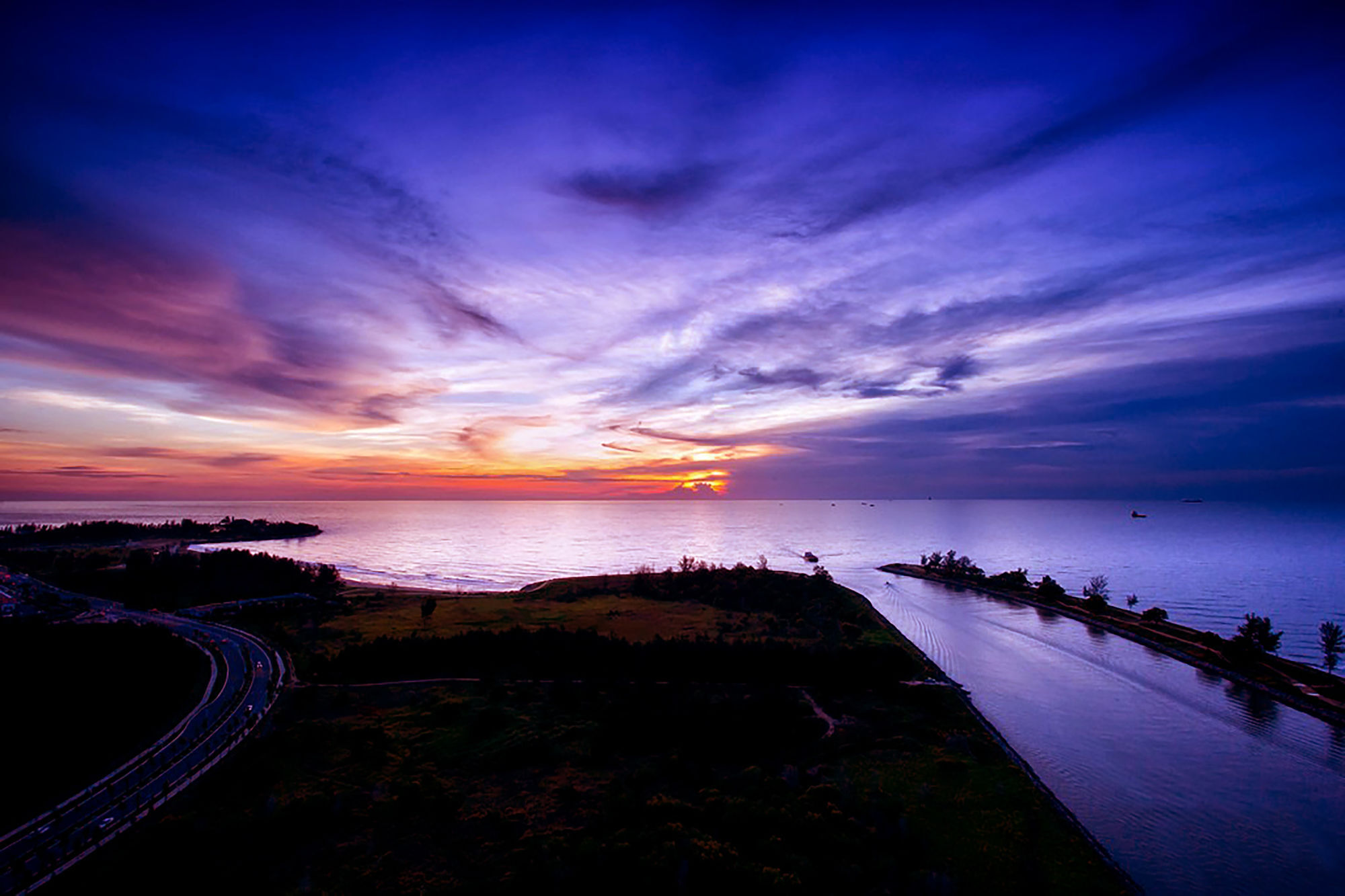 Pullman Miri Waterfront Hotel Exterior photo Sunset at the mouth of the river