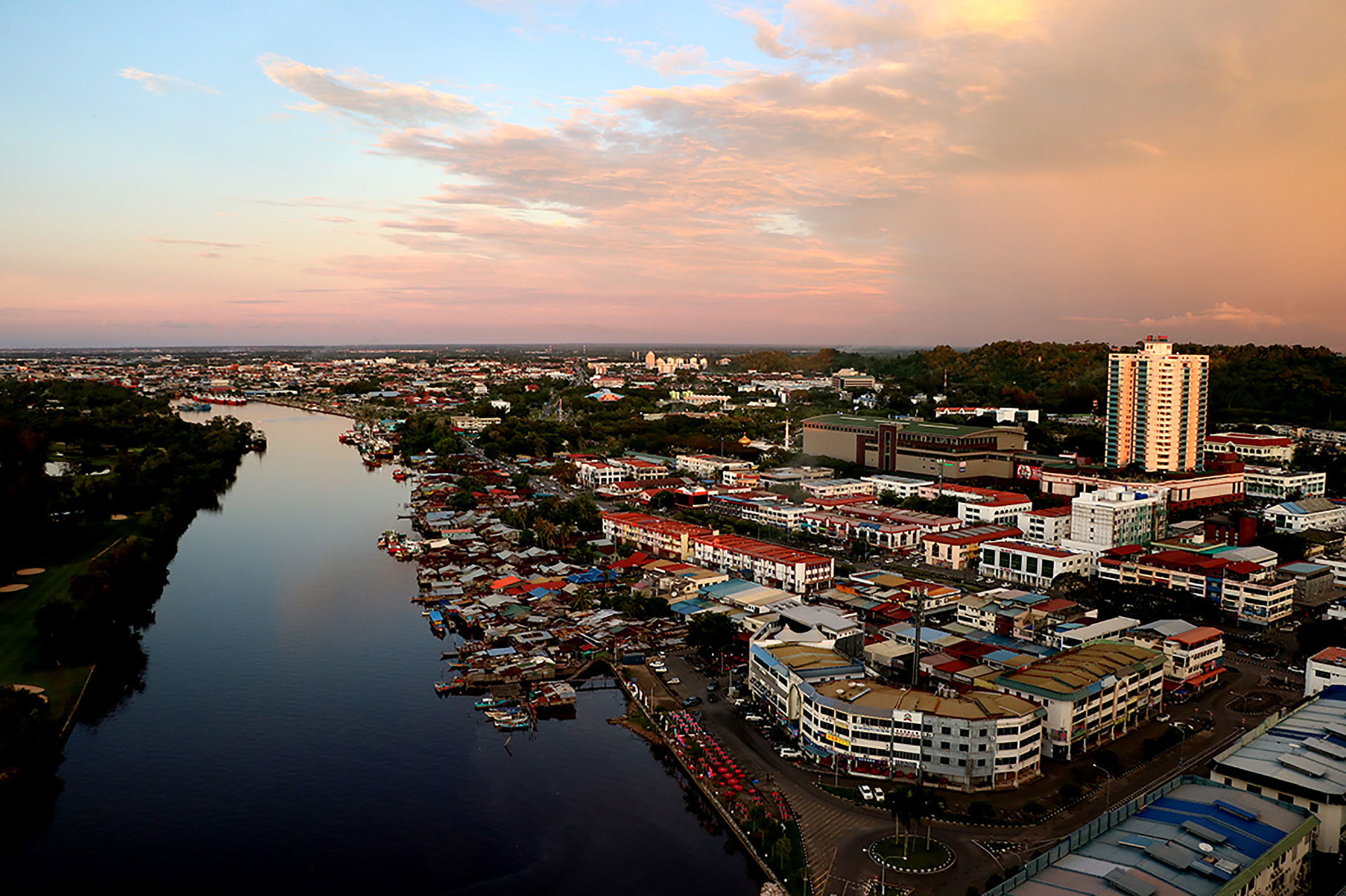 Pullman Miri Waterfront Hotel Exterior photo Aerial view of La Paz