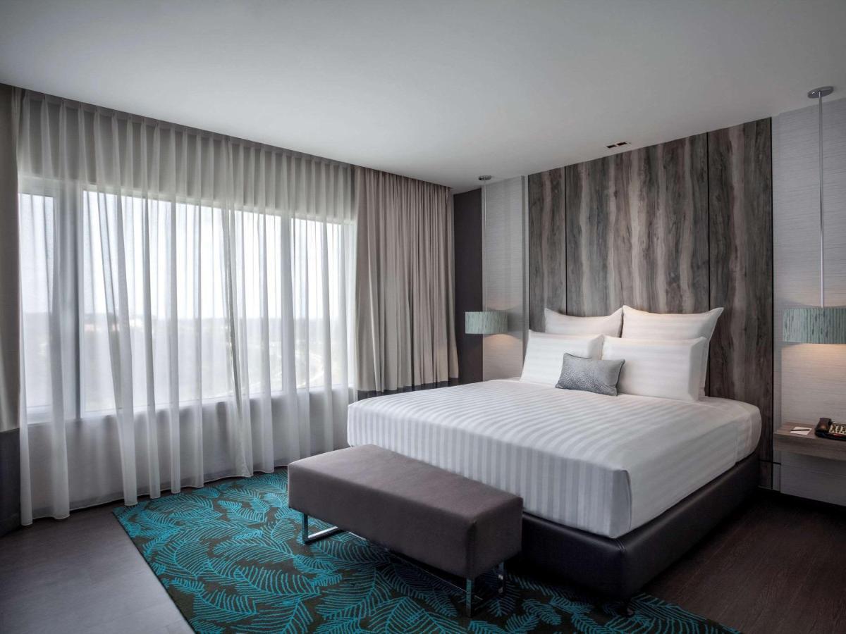 Pullman Miri Waterfront Hotel Exterior photo A bedroom at the hotel